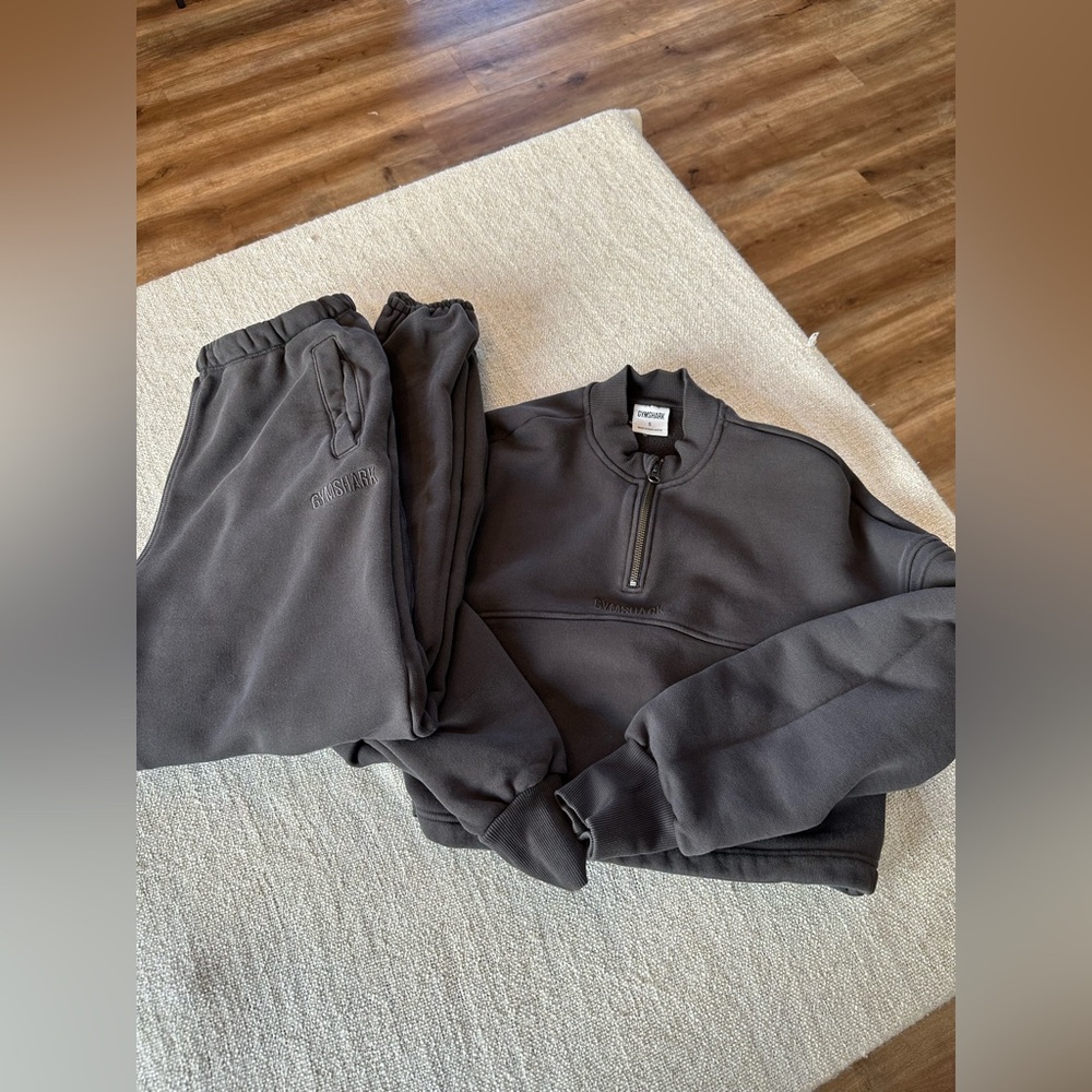 Gymshark Heavyweight Loopback
Sweat Joggers and Pullover SET